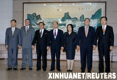 10月30日,参加朝核问题六方会谈经济与能源合作工作组第三次会议的六国代表在板门店合影。韩国外交通商部朝核外交企划团团长林圣男当日在板门店表示,朝核问题六方会谈经济与能源合作工作组第三次会议就朝鲜对其核设施“去功能化”和有关各方向朝鲜提供重油援助达成了协议。 新华社/路透