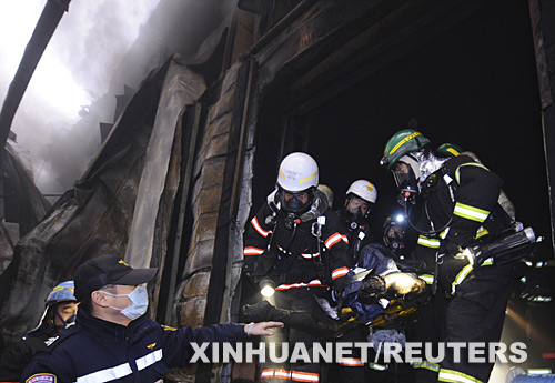 1月7日,在韩国京畿道利川市,消防员从爆炸现场抬出一具尸体。利川市一冷冻仓库当天发生爆炸并引发火灾,造成至少6人死亡,另有27人失踪。