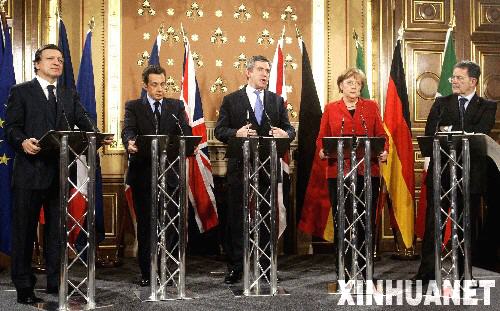 1月29日,欧盟委员会主席巴罗佐、法国总统萨科齐、英国首相布朗、德国总理默克尔和意大利总理普罗迪(从左至右)在英国首都伦敦出席新闻发布会。五位领导人当天在伦敦举行小型首脑会议,就当前全球金融动荡和世界经济问题举行了磋商。 新华社发
