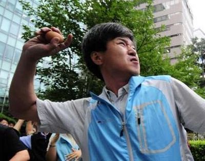 7月16日,首尔,韩国抗议者向日本大使馆扔鸡蛋