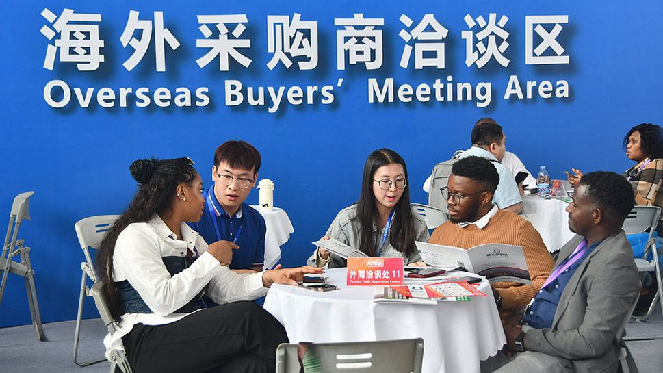 ����Ͷ�������ġ���Դ����ӭ�ؼ���չ ��ά�ȸ�֪�й�����