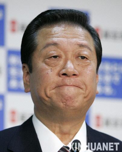 11月4日,日本最大的在野党民主党代表小泽一郎在位于东京的民主党总部召开的紧急记者会上讲话。小泽一郎在记者会上说,由于他与日本首相、执政的自民党总裁福田康夫的会谈引起政治混乱,他决定辞职,并已向民主党干事长鸠山由纪夫提交辞呈。 新华社/路透