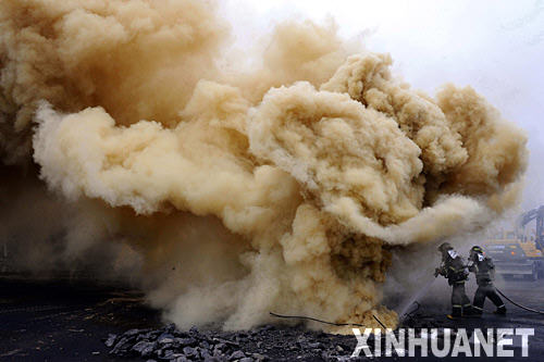 1月7日,消防员在韩国京畿道利川市的爆炸现场灭火。
