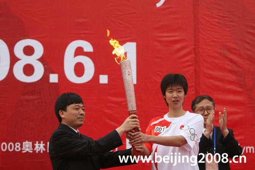 火炬接力宜昌站传递开始 网球奥运冠军李婷领跑三峡明珠