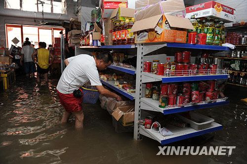 组图:“莫拉克”袭浙江 超市水中营业