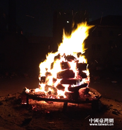 大年三十晚上熊熊燃烧的旺火 大年三十晚上熊熊燃烧的旺火