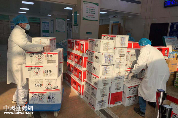 武汉市第三医院新冠肺炎防控物理管理办公室搬运旺旺集团捐赠的旺旺食品 武汉市第三医院新冠肺炎防控物理管理办公室搬运旺旺集团捐赠的旺旺食品