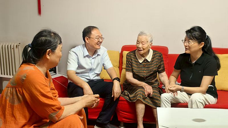 慰问暖桑榆 共叙同胞情