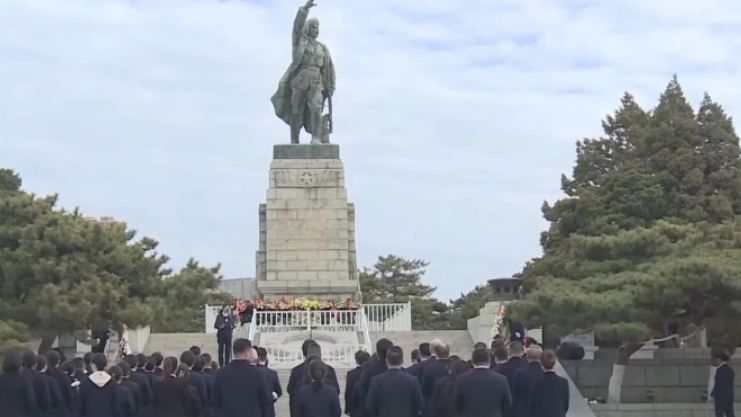 擦拭墓碑、补刻英名……多地祭扫缅怀先烈寄哀思 擦拭墓碑、补刻英名……多地祭扫缅怀先烈寄哀思