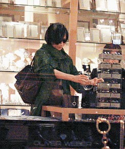 刘嘉玲为新居费神挑餐具欲做贤妻良母(组图)