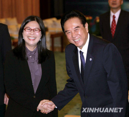 12月22日,海协会会长陈云林在台中市会见台湾当局两岸事务主管部门负责人赖幸媛。
