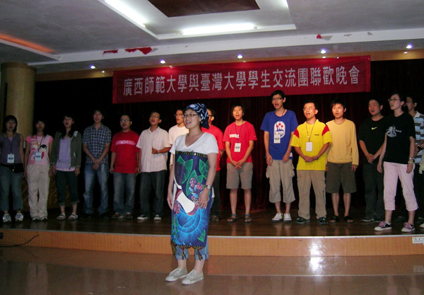 台大学生在联欢晚会上合唱歌曲。