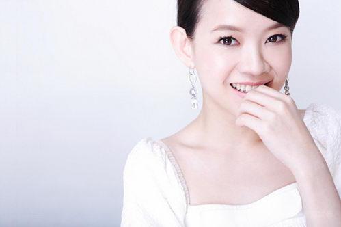 替换林志玲接棒央视秋晚才女曾宝仪领衔主持
