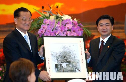 4月23日,中国国民党荣誉主席连战一行抵达苏州。这是苏州市委书记王荣(右)在苏州东山宾馆宴请连战并向连战赠送礼品。