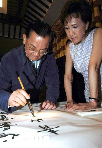 4月23日,连战在寒山寺题字。当日,中国国民党荣誉主席连战一行在苏州参观。