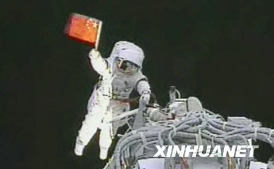 9月27日,执行神舟七号载人航天飞行出舱活动任务的航天员翟志刚在舱外挥动中国国旗。 新华社发(电视截图)