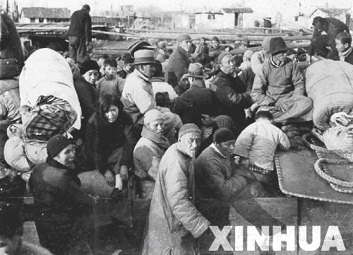 这是荻岛静夫拍摄的难民照片。侵华日军士兵荻岛静夫自1937年8月到1940年3月所做的近20万字的亲笔日记和日记附带的208张照片,记录了他魔鬼般的“战地经历”。这套日记被翻译、整理成《荻岛静夫日记――一个侵华日军的战地实录》一书,由人民文学出版社于8月12日出版发行。目前,《荻岛静夫日记》的原件及影集被四川省民间收藏家樊建川收藏。它再一次提供了半个多世纪前侵华日军暴行的铁证。新华社发