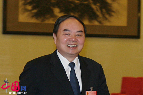 教育部长周济经过人民大会堂北门一笑而过 教育部长周济经过人民大会堂北门一笑而过