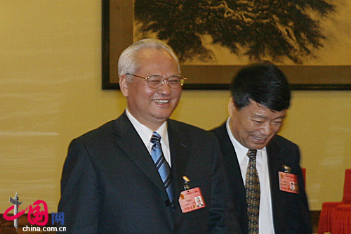 民政部长李学举经过人民大会堂北门一笑而过 民政部长李学举经过人民大会堂北门一笑而过