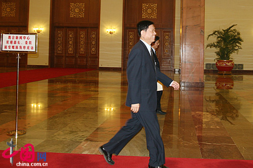 人力资源和社会保障部长尹蔚民经过人民大会堂北门一笑而过 人力资源和社会保障部长尹蔚民经过人民大会堂北门一笑而过