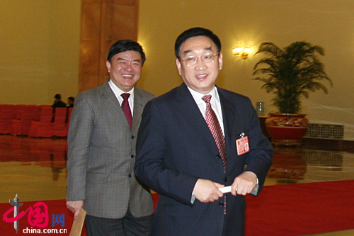 水利部长陈雷(图左)、卫生部长陈竺(图右)经过人民大会堂北门一笑而过 水利部长陈雷(图左)、卫生部长陈竺(图右)经过人民大会堂北门一笑而过