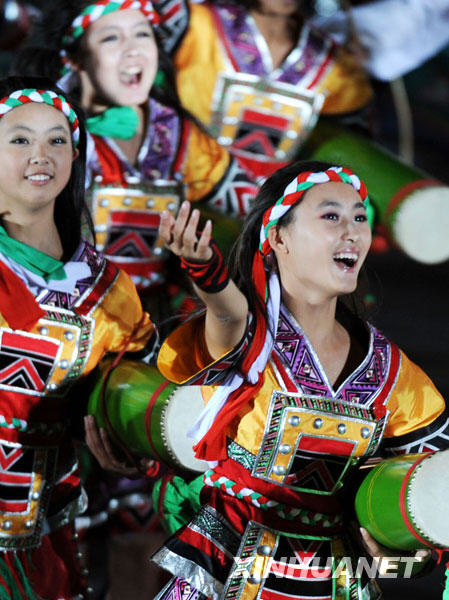 10月1日,首都各界庆祝中华人民共和国成立60周年联欢晚会在北京天安门广场举行。这是演员进行联欢表演《和谐中国》。 新华社记者李尕摄