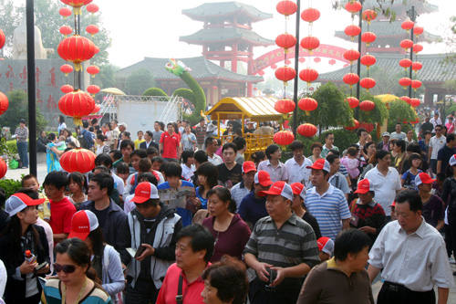 10月2日,众多游客在河南省开封市清明上河园参观。 国庆节长假第二天,河南省开封市各公园景点里的游客络绎不绝,丰富多彩的民俗表演让游客大饱眼福。 新华社发(李俊生 摄)