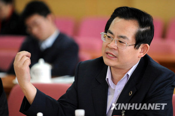 来自四川的全国政协委员刘家强说,四川的灾后重建应以民生为重,优先恢复建设学校、医院和道路等与老百姓密切相关的公共设施,应把老百姓最需要解决的问题优先考虑。
