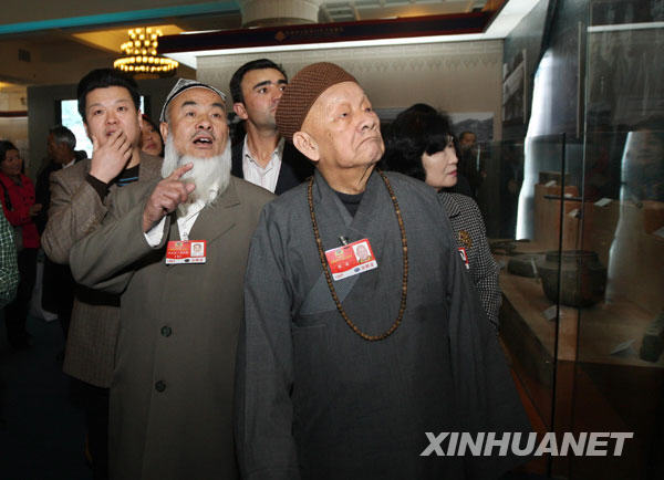 3月11日,出席全国政协十一届二次会议的部分全国政协委员来到北京民族文化宫参观西藏民主改革50年展览。