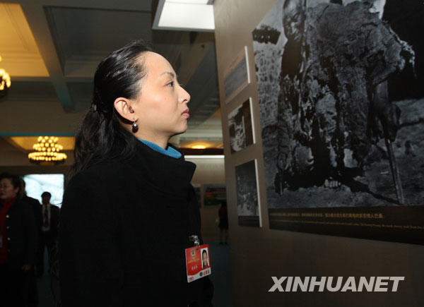 3月11日,出席全国政协十一届二次会议的部分全国政协委员来到北京民族文化宫参观西藏民主改革50年展览。这是全国政协委员邰丽华在观看展览。