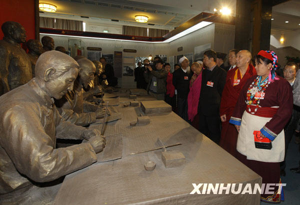 3月11日,出席全国政协十一届二次会议的部分全国政协委员来到北京民族文化宫参观西藏民主改革50年展览。