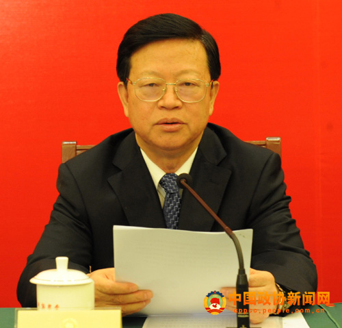 《人民政协重要文献选编》出版座谈会14日在京举行。全国政协副主席兼秘书长钱运录主持会议。 张海霞 摄