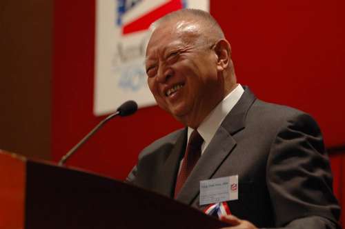 中美交流基金会创会主席、现任全国政协副主席董建华出席美国商会午餐会并发表演说。