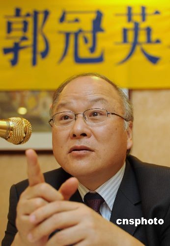 以笔名“范兰钦”等发表多篇文章、在台湾引发轩然大波的台湾前驻外官员郭冠英六月三十日在洛杉矶强调:“我反对‘台独’,义无反顾。”在华人社团“海外兴中会”的安排下,郭冠英此前在旧金山地区举办了演讲会,郭冠英还在洛杉矶举办演讲会,进一步阐述的自己的观点和见解,随后将启程返台。 中新社发 张炜 摄