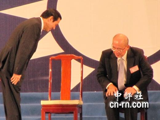 马英九对吴伯雄执礼甚恭。(中评社 康子仁摄)
