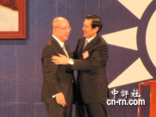 党主席交接后,马英九拥抱伯公。(中评社 康子仁摄)