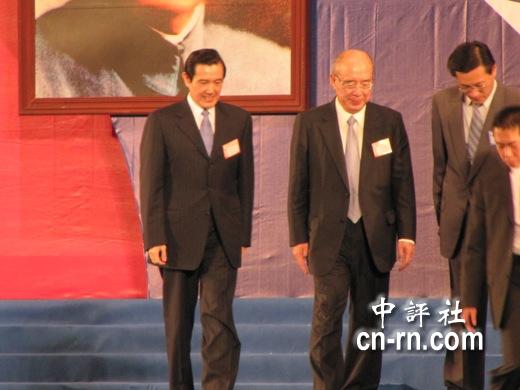 交接典礼结束,马英九亲自送伯公走到台下。(中评社 康子仁摄)