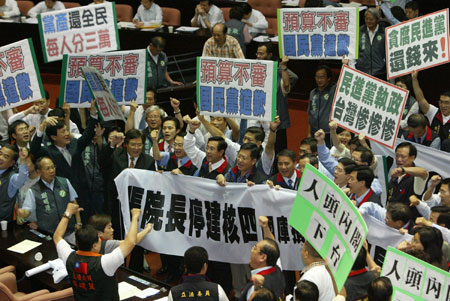 蓝营“立委”集体退席 拒听张俊雄施政报告(图)