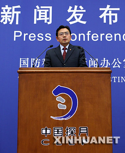 10月22日晚,国家航天局发言人李国平在北京举行的新闻发布会上宣布,中国首颗探月卫星“嫦娥一号”计划于10月24日至26日在西昌卫星发射中心择机发射,首选发射窗口为24日18时左右。 新华社记者 庞兴雷 摄