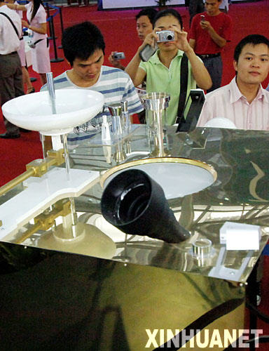 10月13日,观众在高交会展厅里参观“嫦娥一号”人造月球卫星模型。