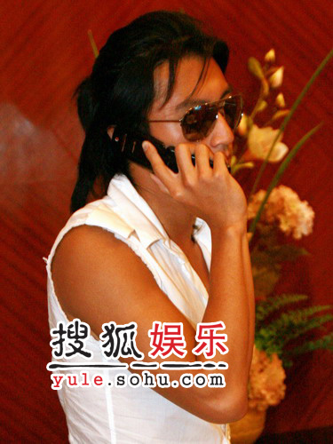 谢霆锋飞抵厦门摆酷猛藏婚戒 新婚太太张柏芝未现身玩神秘
