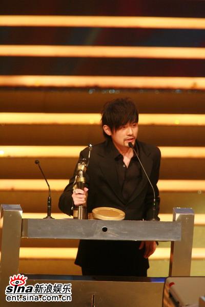 图文:周杰伦演技获承认最佳新人奖收入囊中