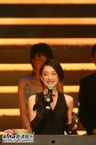 图文:周迅获最佳女主角奖泪洒颁奖现场